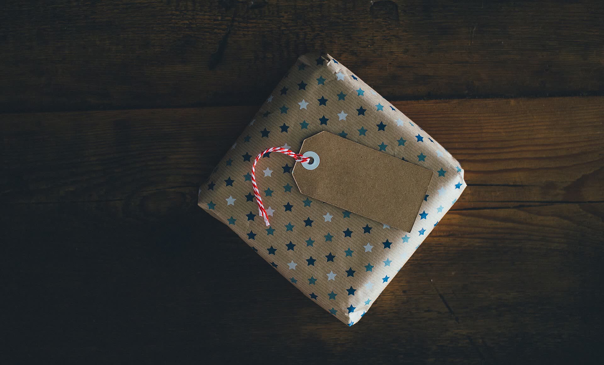 Una carta regalo con il nastro appoggiata sul banco di un negozio