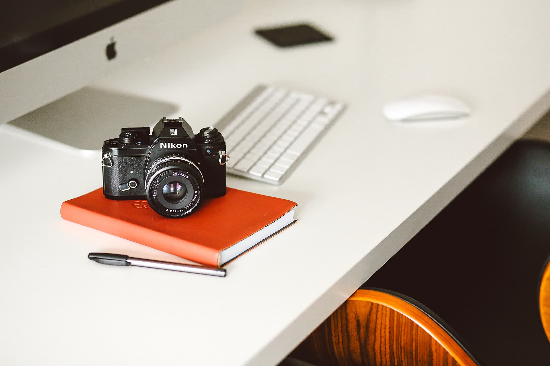 Un commerciante fotografa un prodotto sul banco per pubblicare un’inserzione online