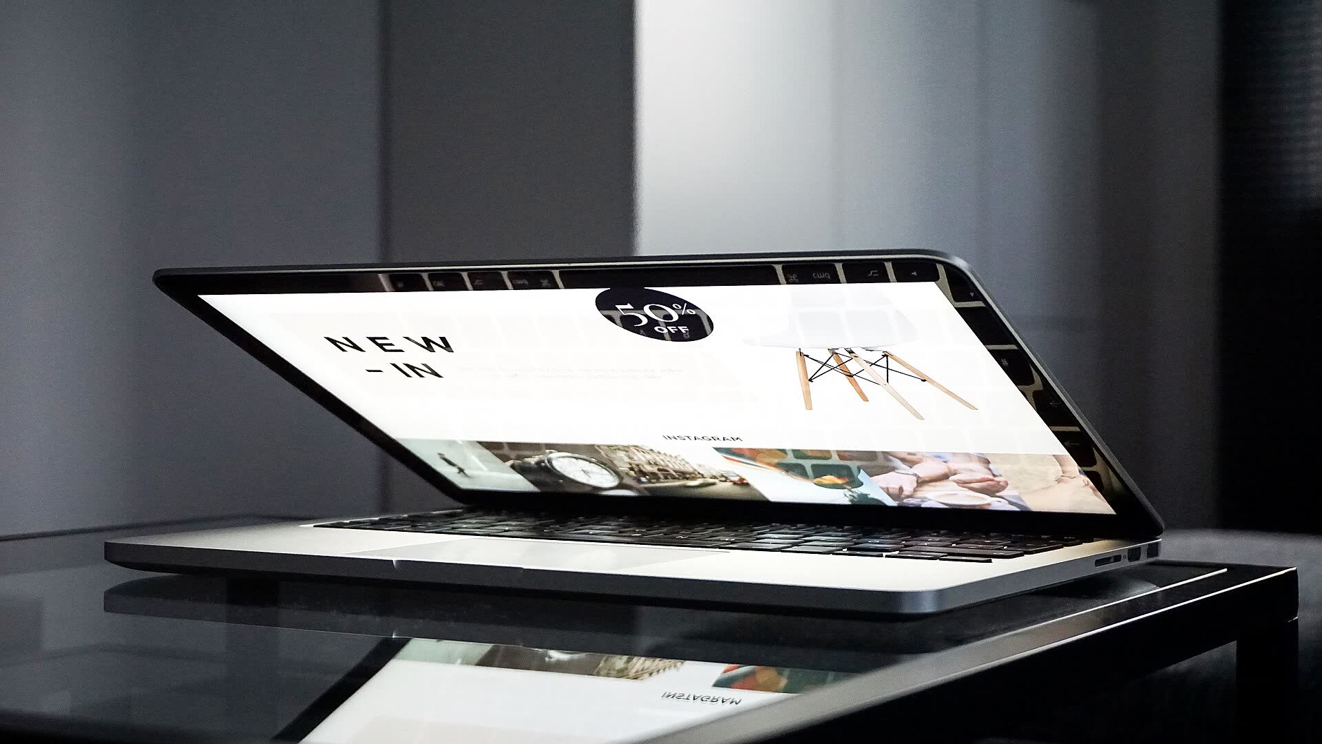 Un portatile aperto sulla pagina di un negozio online, con gli scaffali del negozio sullo sfondo
